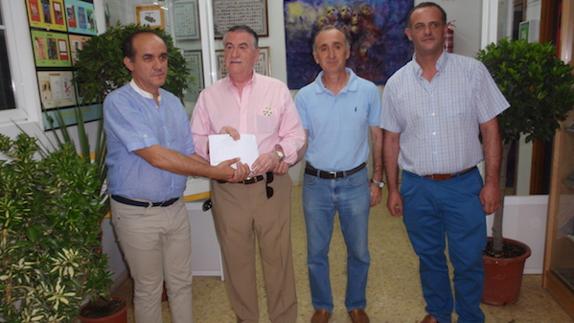 José Muñoz hace entrega del cheque al representante de la AECC, José Pagán, en presencia del profesor Cristóbal Lopez y del Secretario del Centro, Juan Mª Ruíz. 