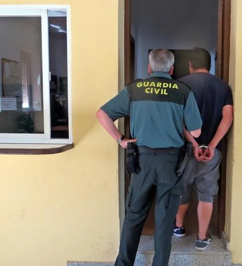 Uno de los detenidos entra esposado en las dependencias del cuartel de la Guardia Civil de Villafranca. 