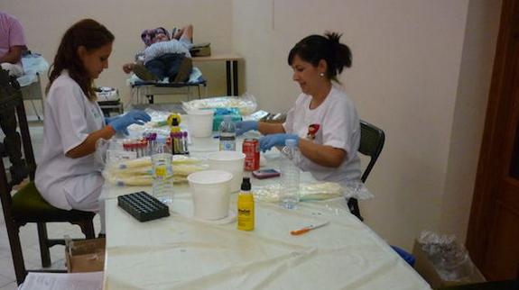 Personal sanitario durante una de las extracciones de sangre. 