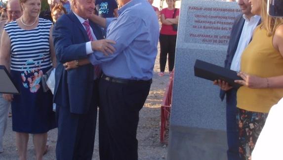 El alcalde Ramón Ropero abraza a José Matamoros, tras el descubrimiento de la placa, en presencia de su esposa, el presidente Fernández Vara y la presidenta de la asociaciión vecinal Virtudes Flores. 