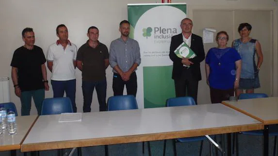 El presidente de Plena Inclusión, Pedro Calderón (segundo por la derecha), el nuevo presidente de Aprosuba-13, Jesús Folgoso (centro) y varios miembros de su junta directiva. 