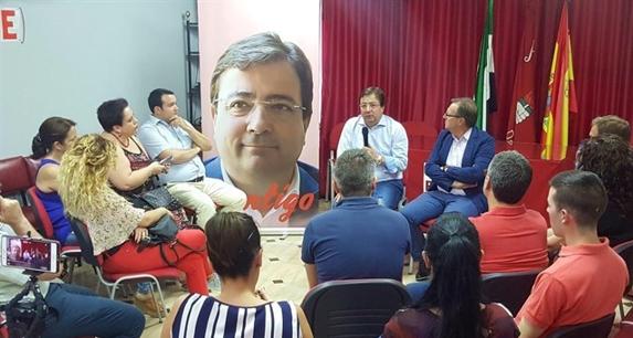 Fernández Vara durante el encuentro que mantuvo el pasado 10 de julio con un grupo de militantes socialistas en la Casa del Pueblo. 