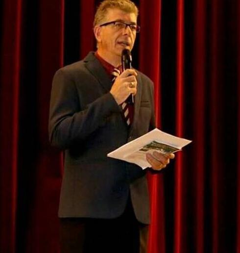 Juan Francisco García, sobre el escenario del Colegio San José, presentando el acto inaugural de las Fiestas de la Vendimia. 