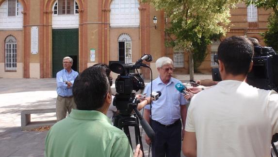 El director del colegio, P. Rafael Mateos, rodeado de medios, esta mañana en la fachada del mismo.  