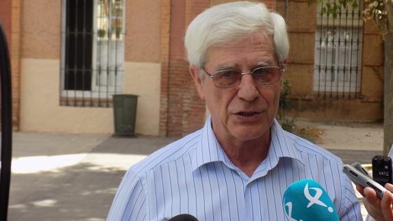 El P. Rafael Mateos, director del Colegio San José, esta mañana, dando la noticia ante los medios de comunicación. 