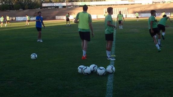 Pana dirige la sesión de entrenamiento del Villafranca del pasado miércoles 3 de agosto en el Polideportivo Municipal. 