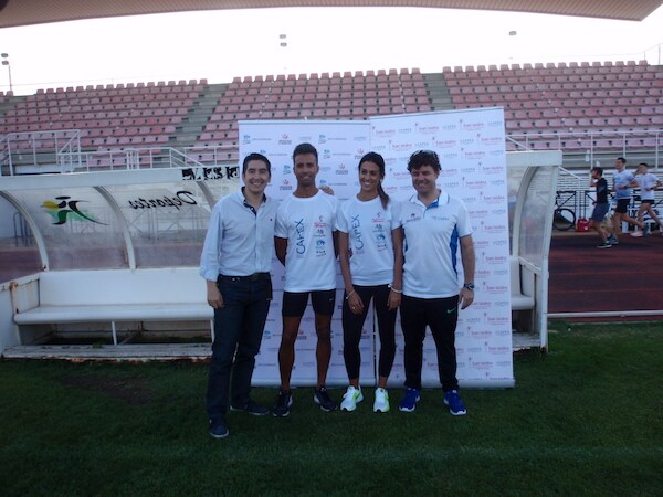 Jesús Nieto (presidente), Alejandro Blanco (nuevo atleta), Jara García (nueva atleta) y José Ángel Rama (Director Deportivo. 