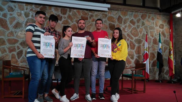 Miembros de las asociaciones 'Paideia' y 'El Zanganillo' tras la rueda de prensa en la Casa de la Cultura. 