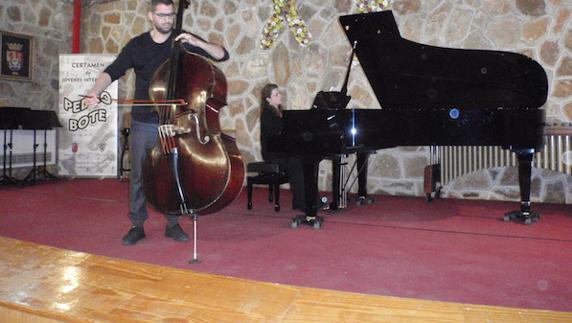 Joaquín Arrabal en plena actuación en la final del XX Certamen Pedro Bote. 