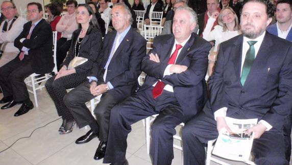 De izquierda a derecha, la Directora de Economía Social, Carmen Moreno, Emilio Doncel (presidente de Coeba), Ramón Ropero y Antonio Romero (presidente de ASEV). 