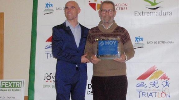 HOY también fue premiado en la gala por su compromiso y promoción del deporte del triatlón. En la imagen, recibiendo el trofeo entregado por el presidente de la Federación Extremeña de Triatlón, José Manuel Tovar Espada. J