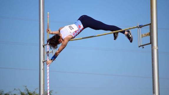 Minerva Caamaño logra el récord del club en salto con pértiga. 