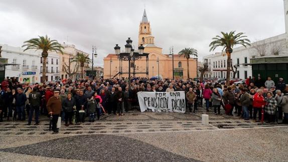 Una panorámica de la Plaza de España durante la concentración de pensionistas de esta mañana. 