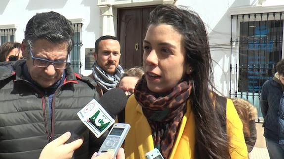 La presidenta provincial de NN GG, Mercedes Mesías, y el presidente local del PP, Manuel Piñero, atendiendo a los medios de comunicación. 