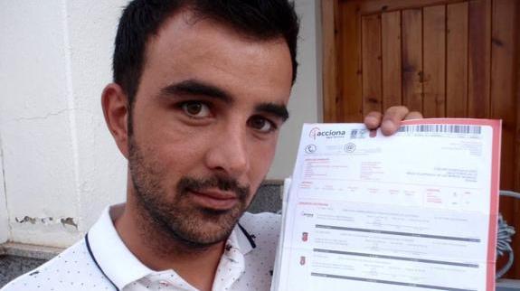 Alonso Cuéllar muestra la polémica factura de casi 900 euros. 