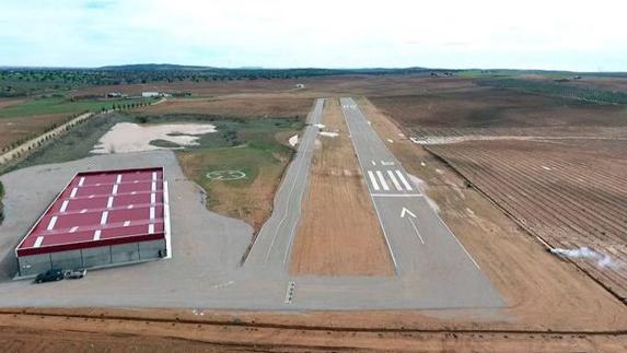Imagen del aeródromo El Moral con el hangar a la izquierda, la pista y, al fondo, la bodega-hotel. 