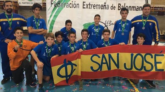 El equipo infantil, campeón de Extremadura, acompañado de sus técnicos Isaac Bogeat y Carlos Cadaval. 