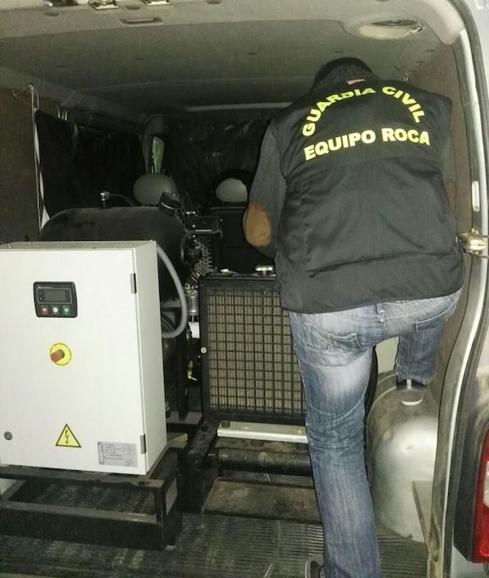 Algunos de los equipos requisados por la Guardia Civil. 