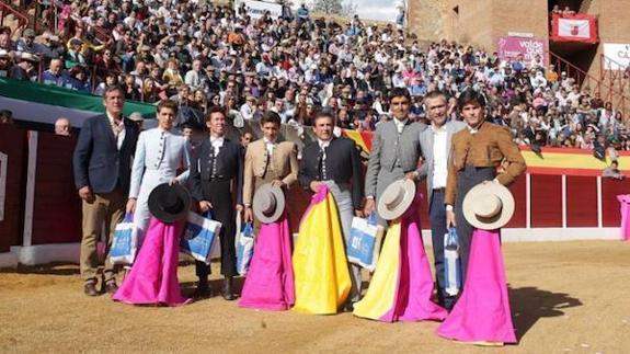 Los protagonistas del festival taurino al término del mismo. 