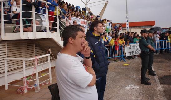 Mucho público en las gradas y refuerzos para las fuerzas de seguridad. 