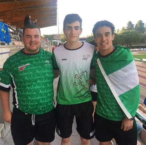 Los atletas del CAPEX, Ricardo Orta, Manuel Ridruejo y Lorenzo Navas. .