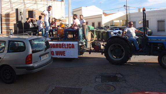 Miembros de la Iglesia Evangélica ponen música al evento. 