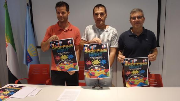 Juan González (c), nuevo presidente de la Asociación de Comerciantes. 