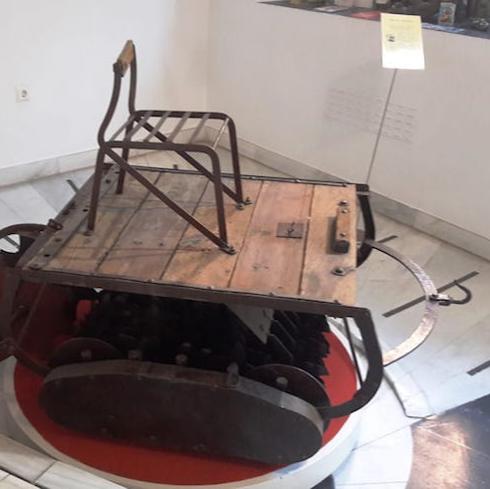 Trillo agrícola de discos rotativos de los años 30, pieza del mes de julio en el Museo de Villafranca