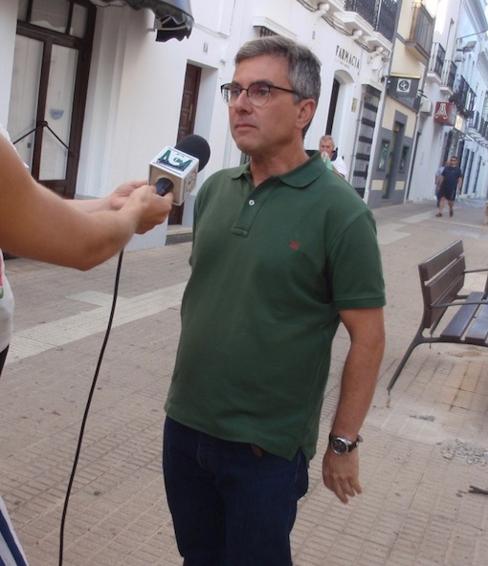 Joaquín Rodríguez explica a pie de calle las obras de la calle Larga. 