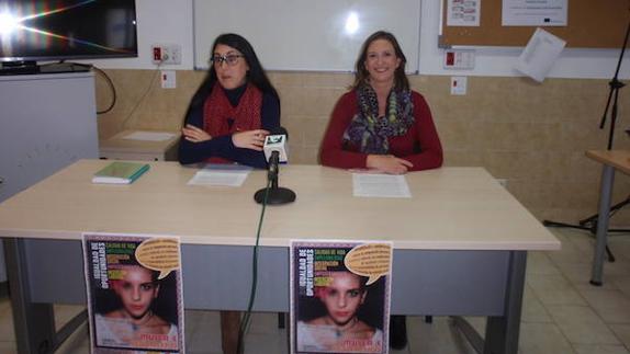 La concejal de Servicios Sociales, Pilar Carrillo, y Mónica Raposo, técnico de la Universidad Popular. 