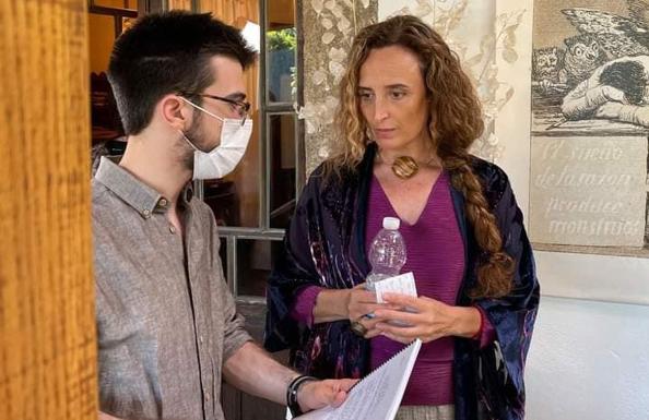 Alberto Pino charla con la actriz Chusa Barbero. 