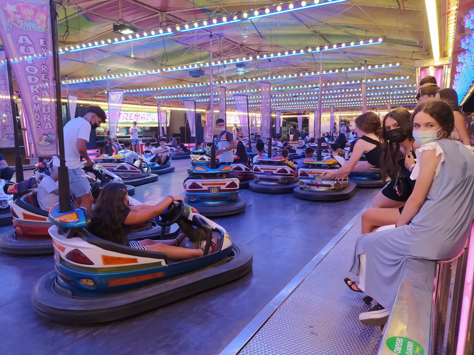 Mayores y pequeños disfrutaron de las múltiples atracciones y casetas del ferial 