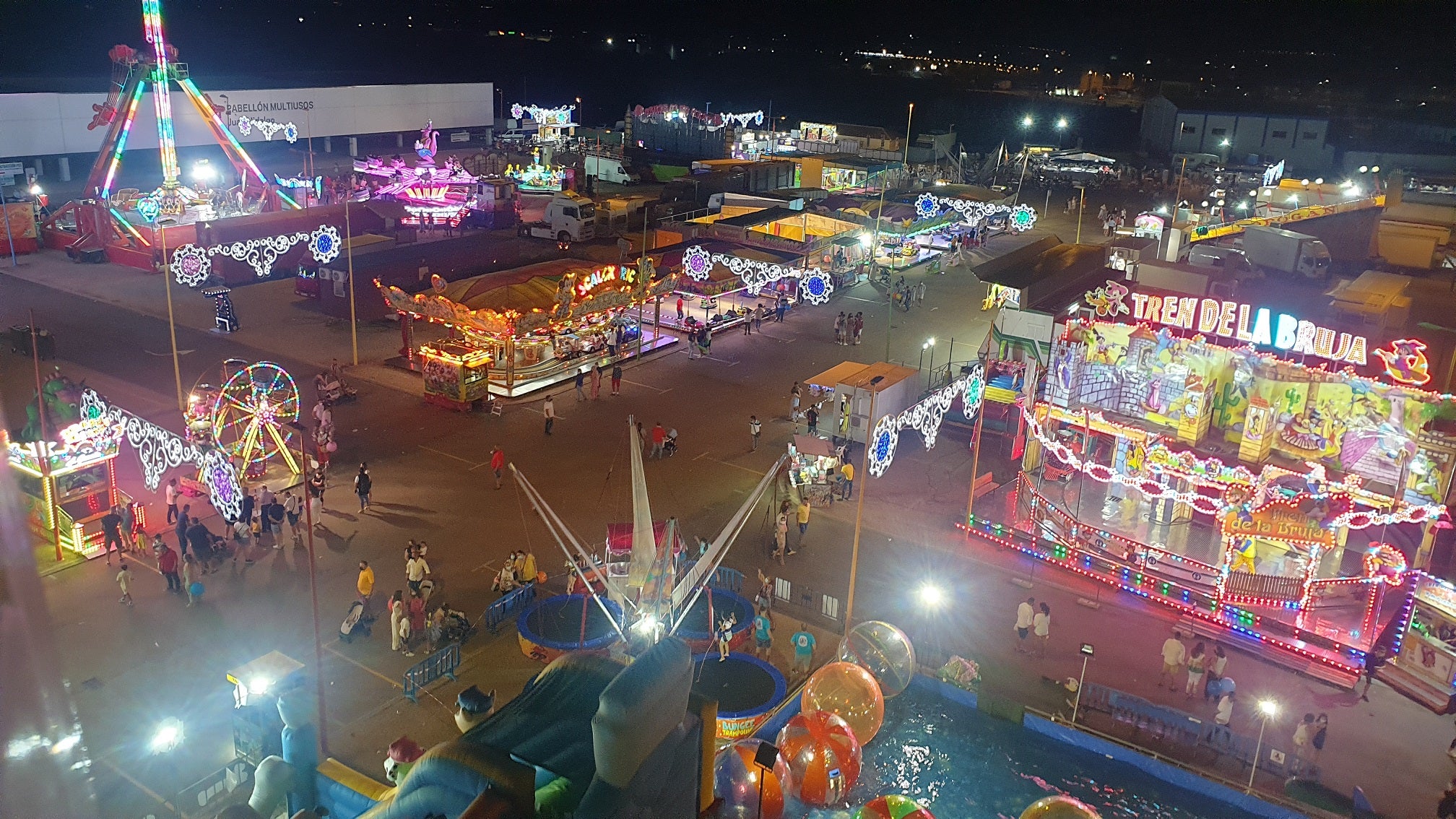 Mayores y pequeños disfrutaron de las múltiples atracciones y casetas del ferial 