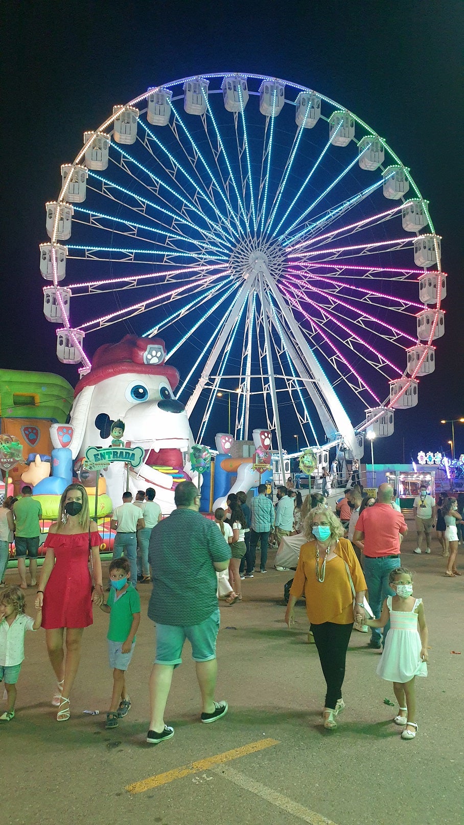 Mayores y pequeños disfrutaron de las múltiples atracciones y casetas del ferial 