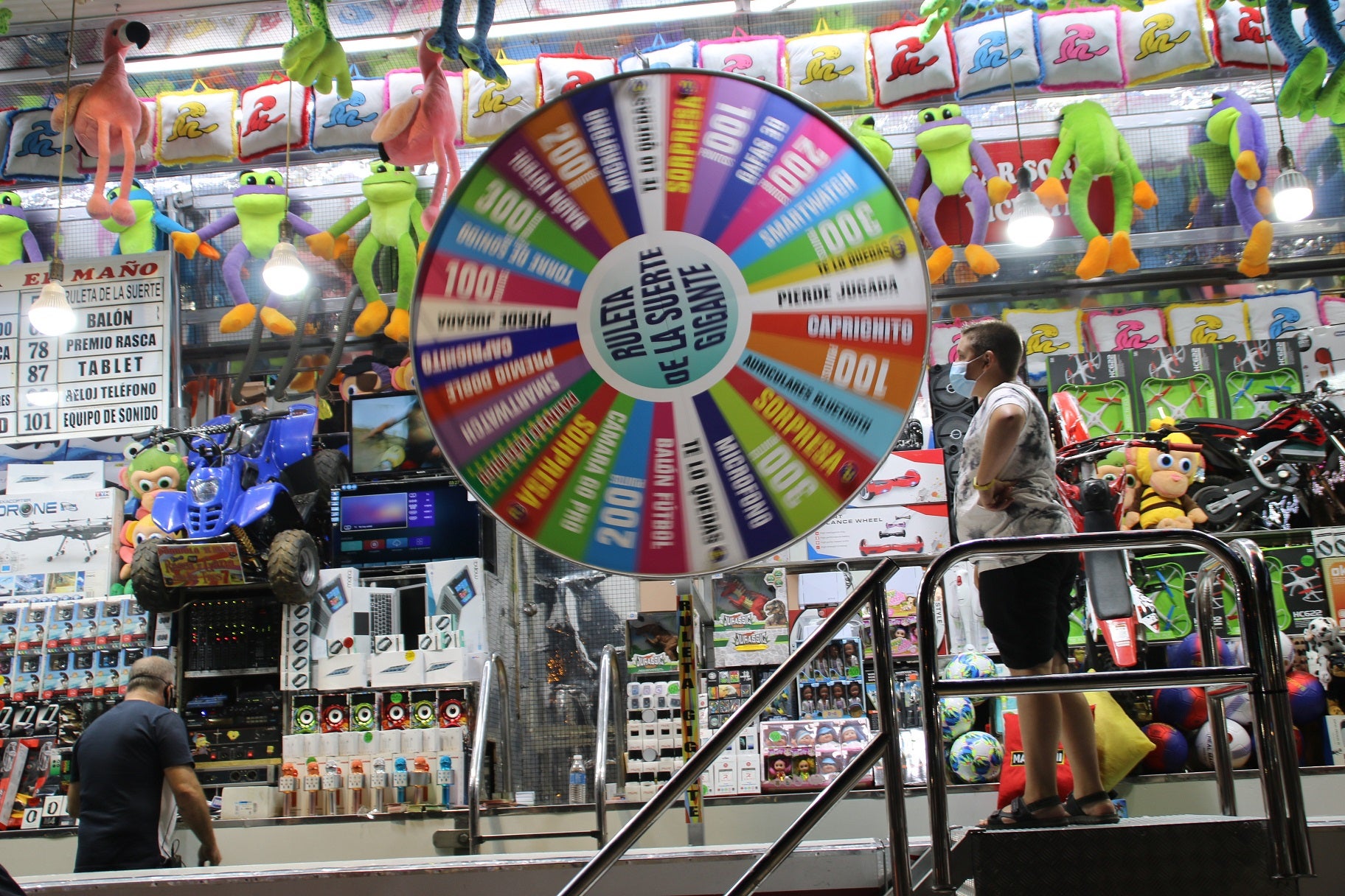 Mayores y pequeños disfrutaron de las múltiples atracciones y casetas del ferial 