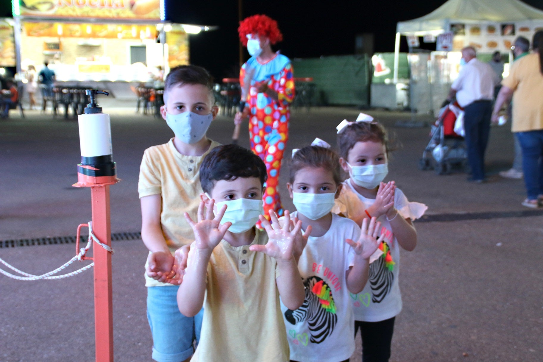 Mayores y pequeños disfrutaron de las múltiples atracciones y casetas del ferial 