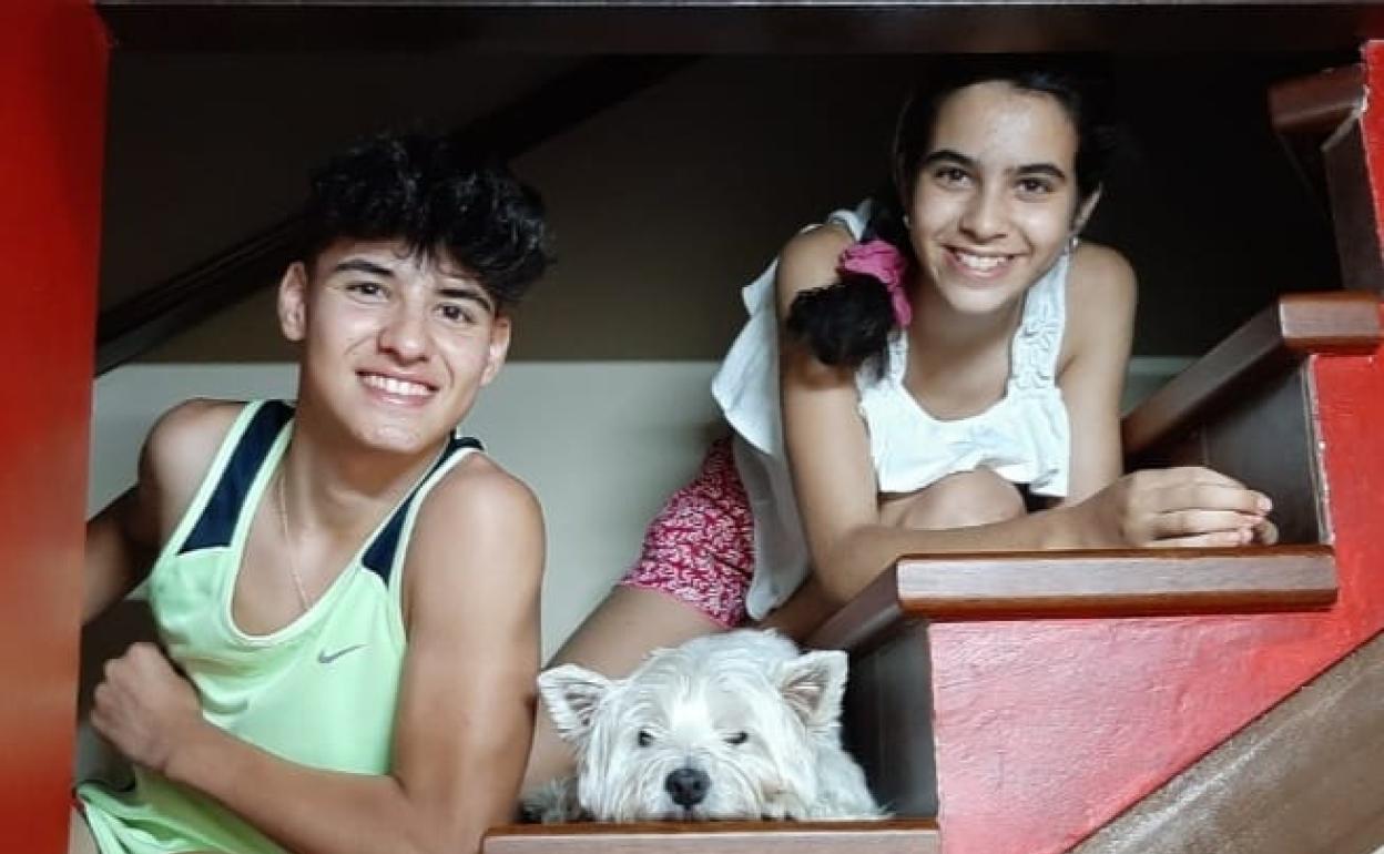Sira Rodríguez, junto a su hermano Víctor. 