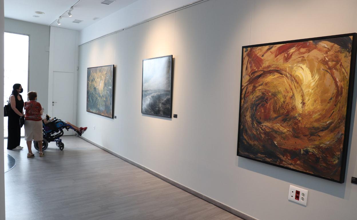 Algunas de las obras expuestas en Villanueva, del artista Eduardo Chozas. 