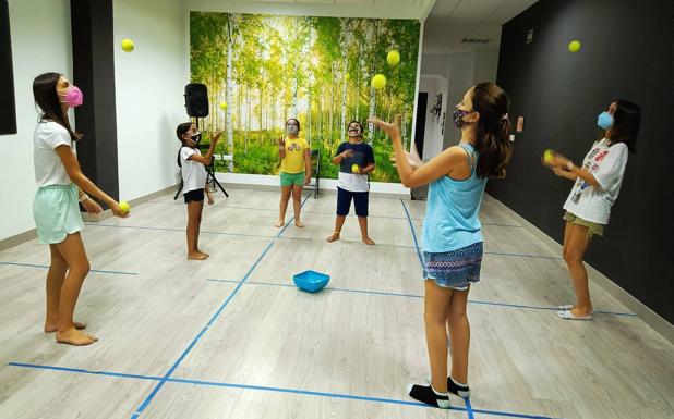 Los niños asisten a un taller de malabares. 