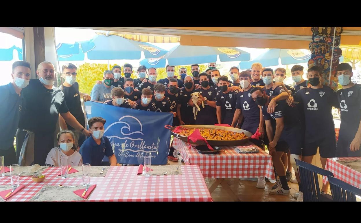 El Villanovense disfrutó de una jornada de convivencia en la Playa de Orellanita
