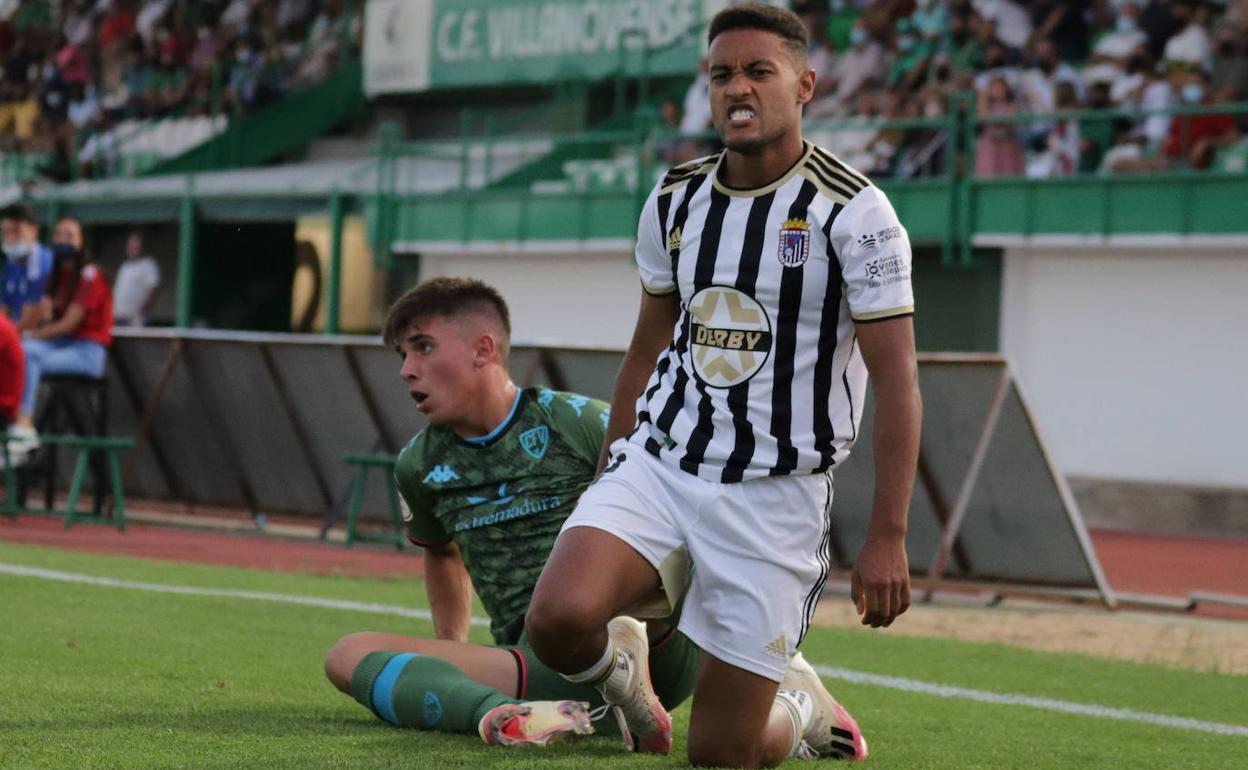 Óscar Muñoz y Otegui tras una acción en la banda durante la primera mitad. 