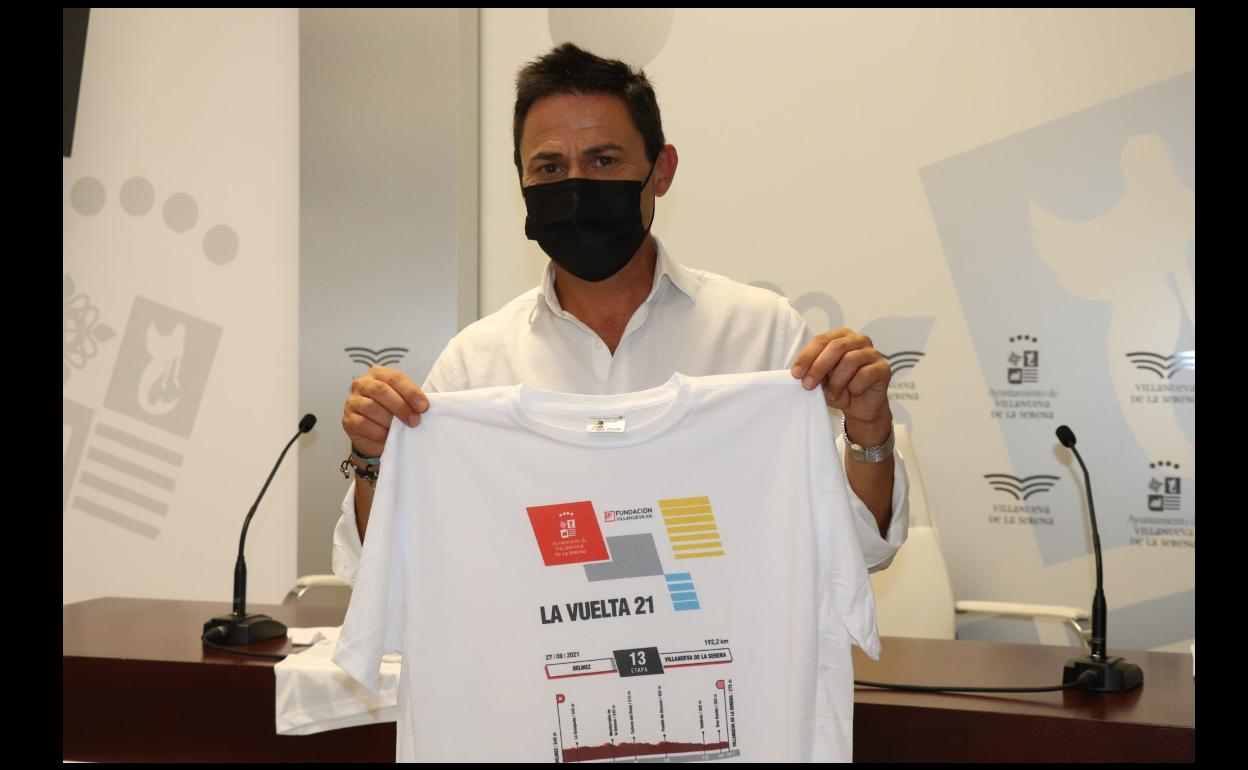 La Oficina de Turismo reparte camisetas conmemorativas de La Vuelta