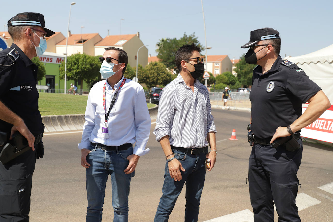 El alcalde Miguel Ángel Gallardo y el edil Luis Solís, junto a agentes de policía local. 