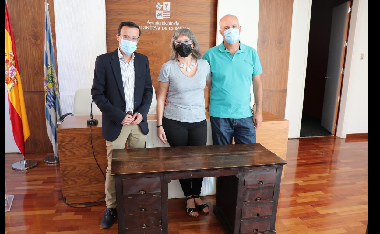 La familia Pérez Burón dona una antigua mesa que estuvo en La Jabonera