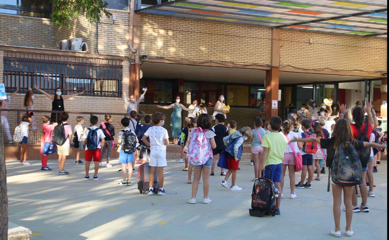 Alumnos del CEIP Miguel de Cervantes el primer día de curso. 