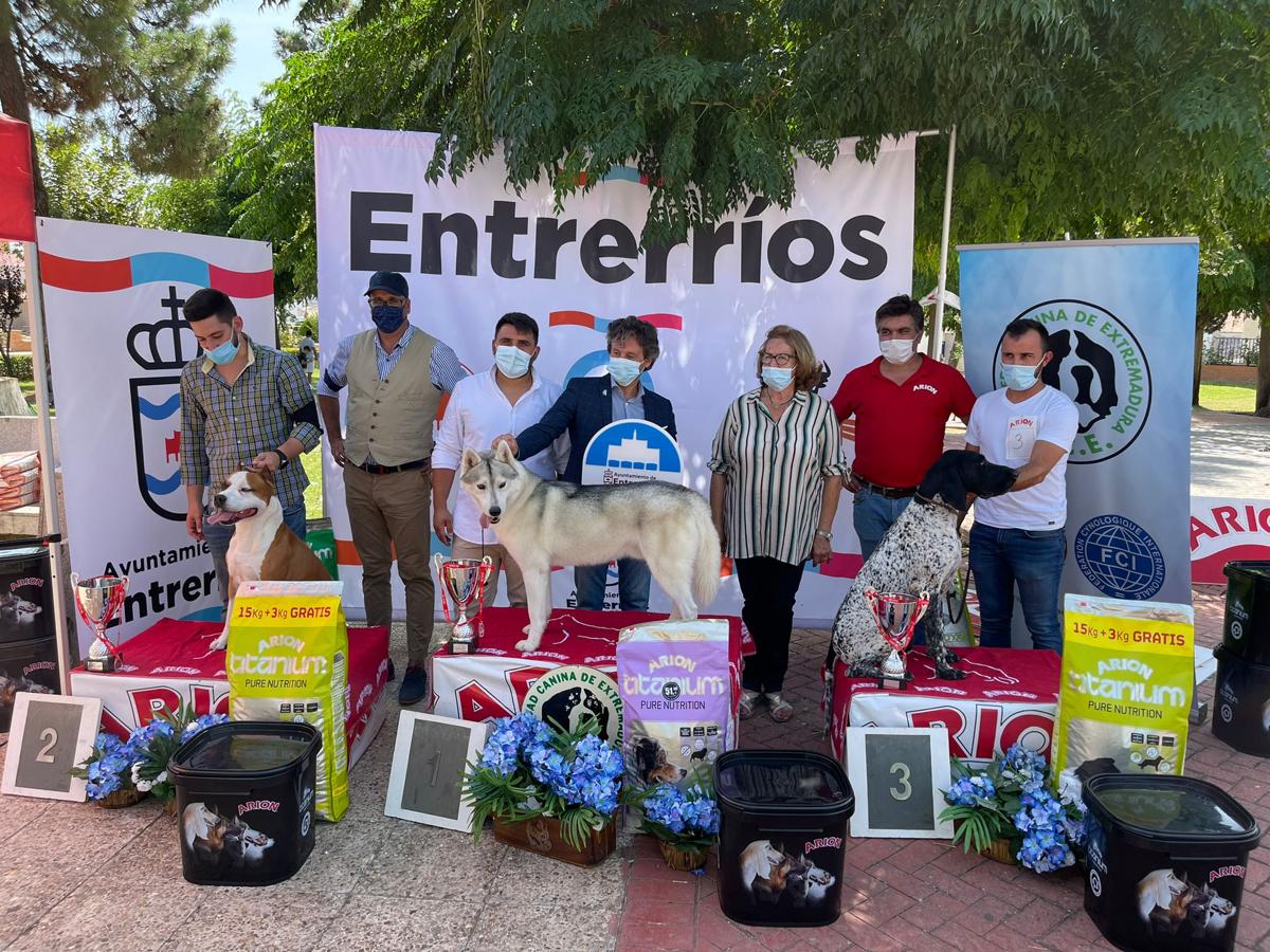 Participantes en el I Concurso Canino Nacional celebrado en Entrerríos. 