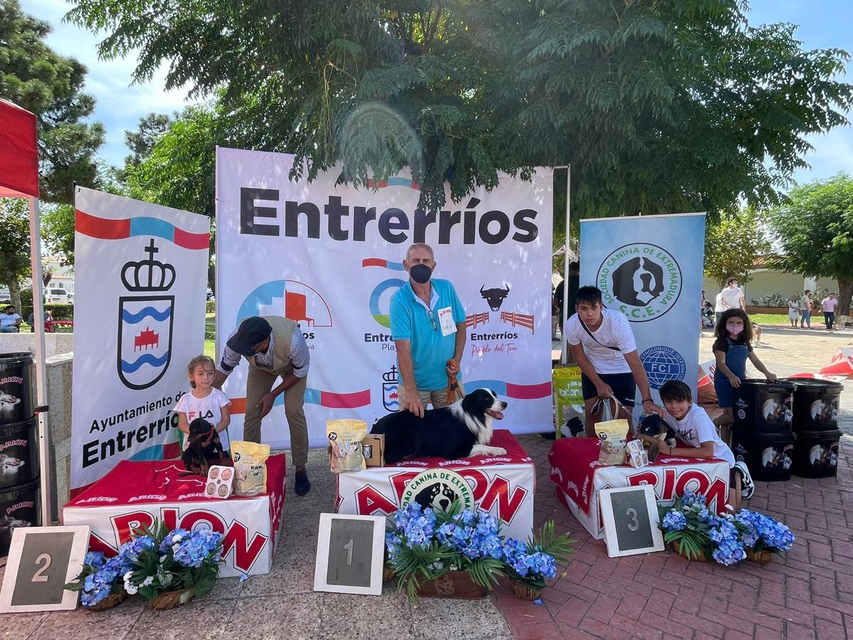 Participantes en el I Concurso Canino Nacional celebrado en Entrerríos. 