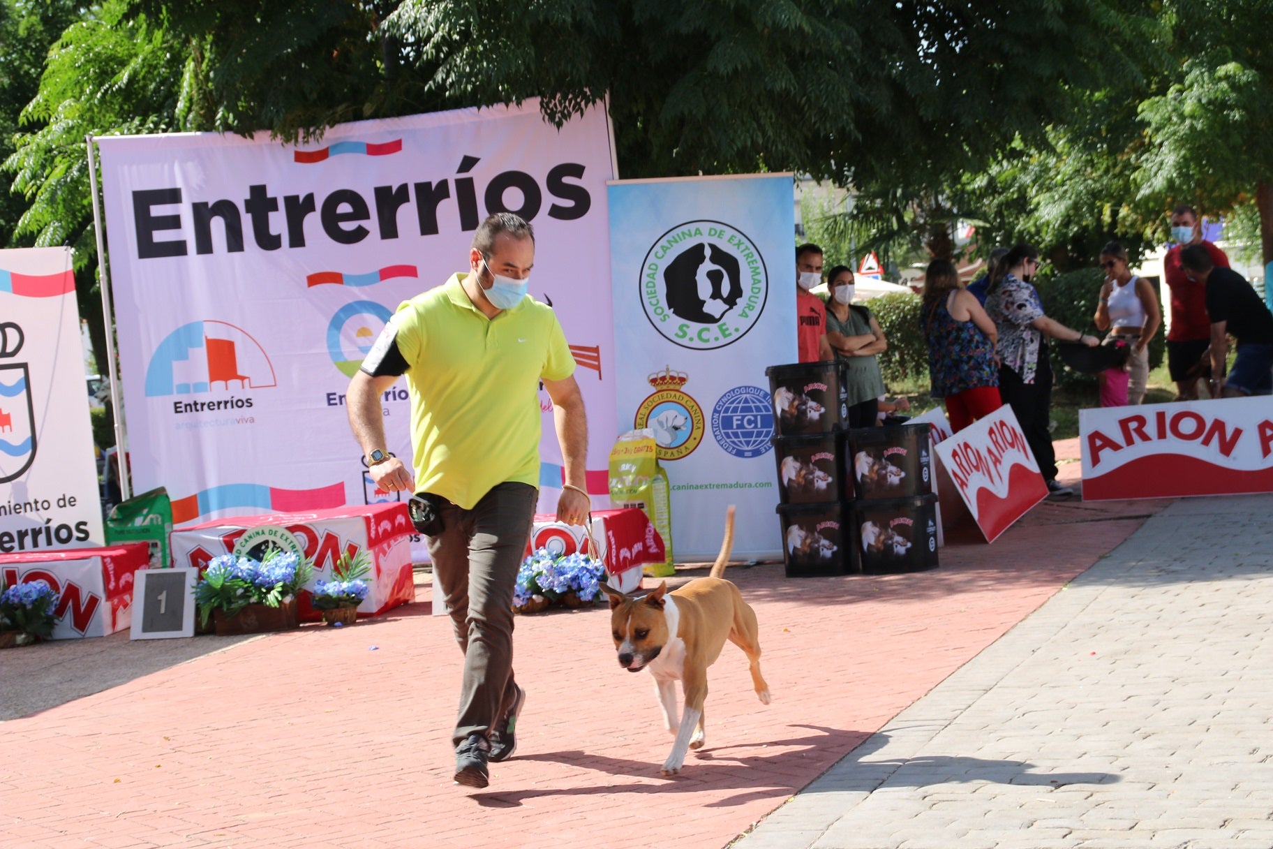 Participantes en el I Concurso Canino Nacional celebrado en Entrerríos. 