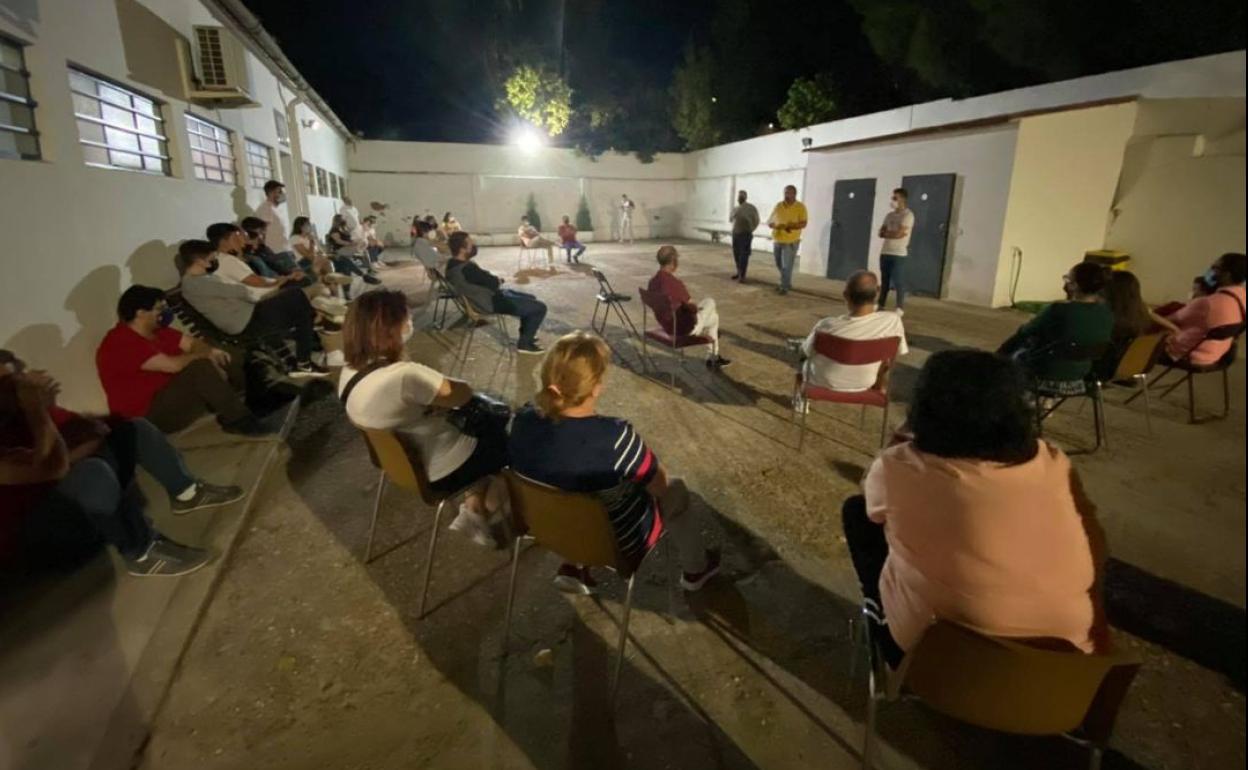 Reunión de los integrantes de la banda de cornetas y tambores del Nazareno. 