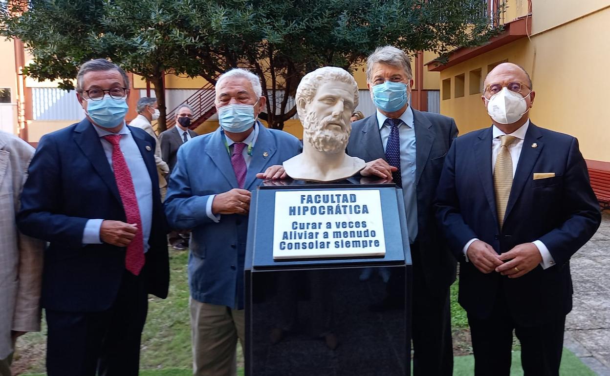 Víctor Guerrero (segundo por la izquierda), tras la entrega de la distinción en la Facultad de Medicina. 